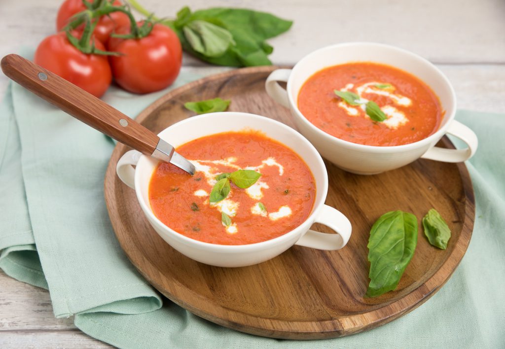Tomaten-paprikasoep met basilicumolie